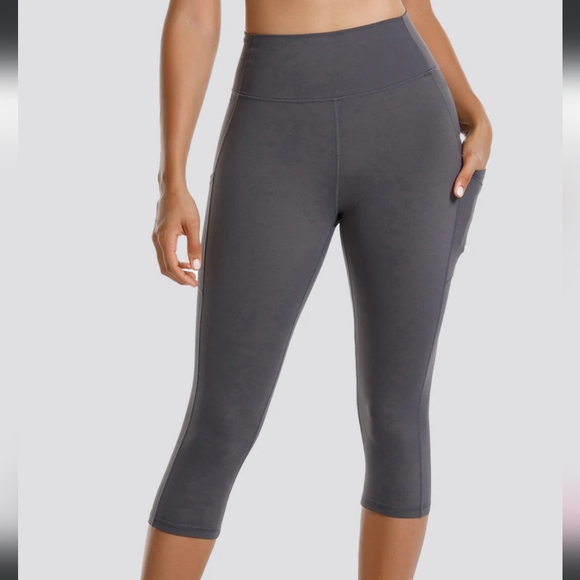 Pants - Women's Gray NWOT High Waisted Capri Leggings w/ Pockets Size Medium 🐈